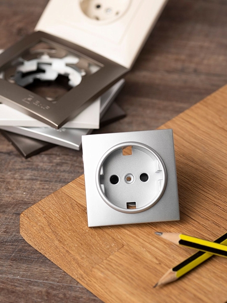 Валенсия лицевая панель розетки 1-местной с/з 16А сталь с защ. штор. EKF