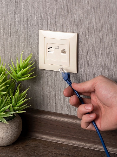 Валенсия розетка компьютерная RJ-45 1-местная кремовая EKF