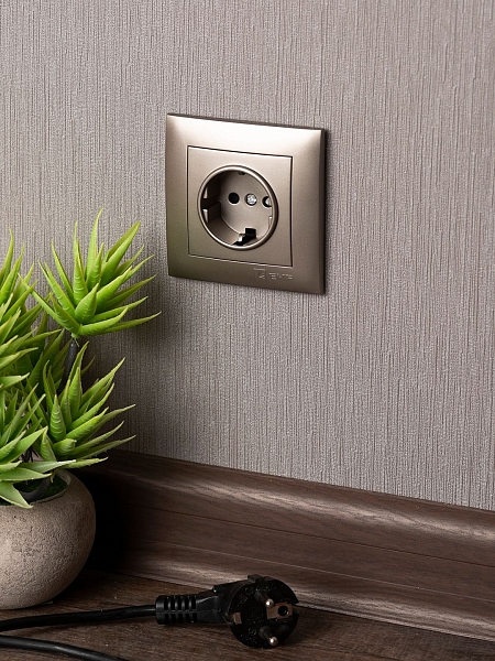 Валенсия лицевая панель розетки 1-местной с/з 16А кашемир с защ. штор. EKF
