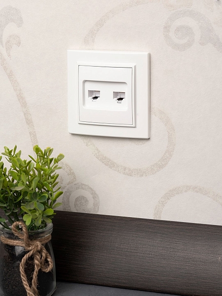 Розетка RJ-45 2-местная СП Минск белая EKF