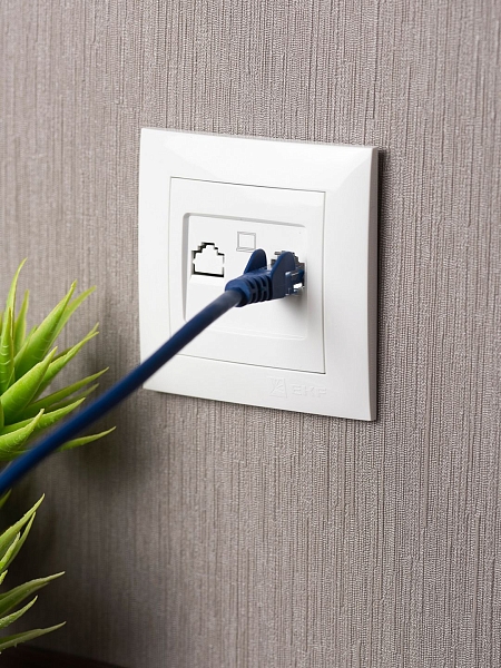 Валенсия розетка компьютерная RJ-45 1-местная белая EKF