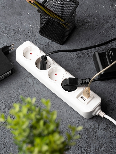 Удлинитель "Эксперт" 4 гнезда 3 метра 16А/3,5кВт с 2 USB 2,1А ПВС 3x1 EKF PROxima